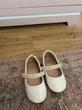 Girls Pearl-Strap Patent Mary Jane Shoes in Cream